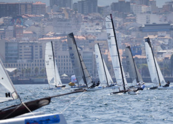 Los hermanos Bader toman las Cíes en la apertura del Raid Rías Baixas de catamaranes