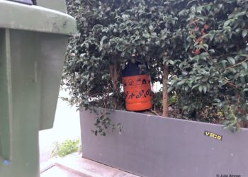 Una bombona en la jardinera