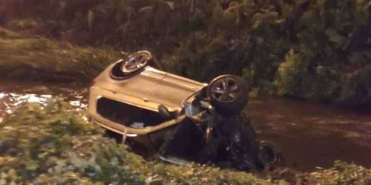 Un vehículo acaba en el río Lagares y su conductor, que dio positivo, resulta ileso