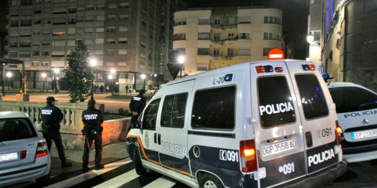 Balance del fin de semana en Vigo: 5 denuncias por fumar, 83 por no usar mascarilla y 26 por beber en la calle