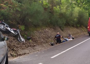 Heridos graves tres motoristas en dos accidentes en Mos y Tui