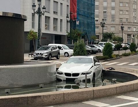 Un vehículo «aparca» en la fuente cibernética