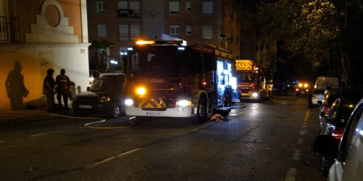 Un incendio en un piso obliga a desalojar un edificio en Vigo