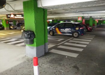 Fuerza la alarma de un móvil en el Alcampo de Coia usando las herramientas de la sección de bricolaje