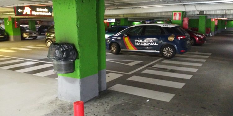 Fuerza la alarma de un móvil en el Alcampo de Coia usando las herramientas de la sección de bricolaje