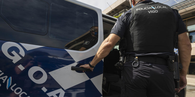 Huye en taxi tras atracar con un cuchillo una clínica de Vigo