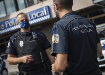 Entran sin mascarilla en un centro comercial de Vigo y agreden al vigilante por recriminárselo