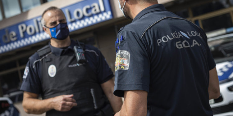 Entran sin mascarilla en un centro comercial de Vigo y agreden al vigilante por recriminárselo