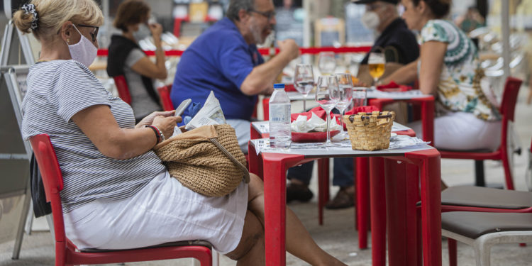 Los contagios de Covid-19 vuelven a descontrolarse en el área sanitaria de Vigo: 44 positivos en un solo día