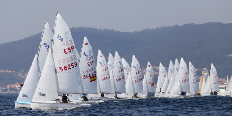 La Ría de Vigo reúne a 120 Láser, Vaurien y 420 de Galicia, Asturias, Castilla-León y Portugal