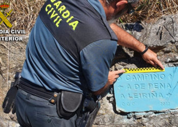 Un septuagenario, identificado por pintadas en placas de topónimos en Chandebrito