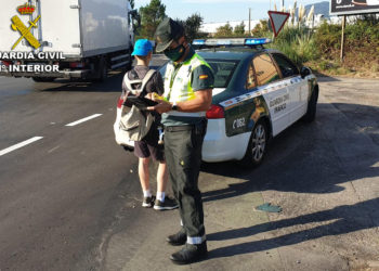 La Guardia Civil denuncia a un joven que caminaba por la autovía A-55 sin chaleco y con auriculares