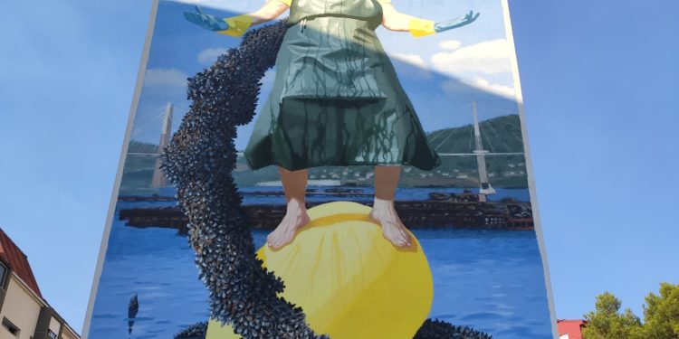 Vigo ya tiene a su ‘superabuela’: Eugenia, la bateeira que invoca a su particular dragón