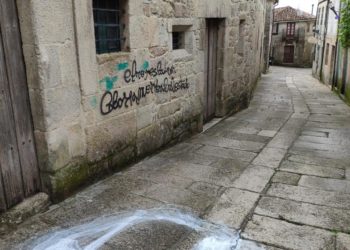 Enchen de pintadas o conxunto histórico de Tui