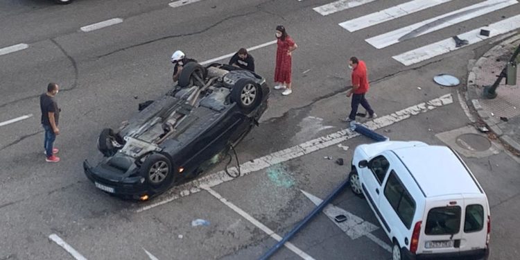 Aparatoso accidente en la Gran Vía de Vigo con un vehículo volcado y su ocupante atrapado