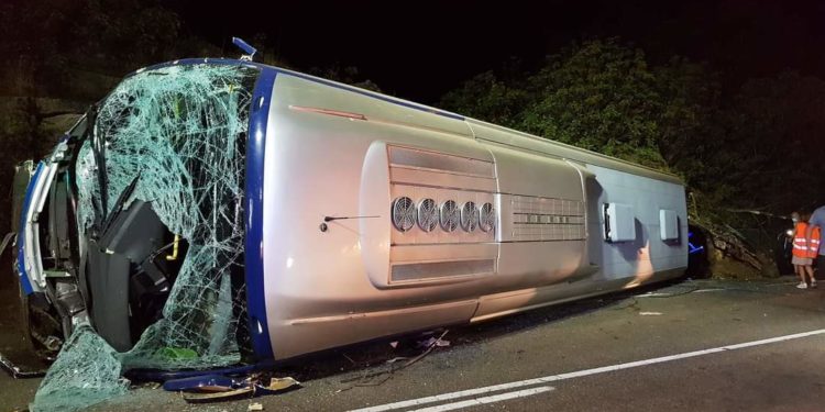 Un autobús con trabajadores de PSA vuelca en Mougás tras chocar con un caballo