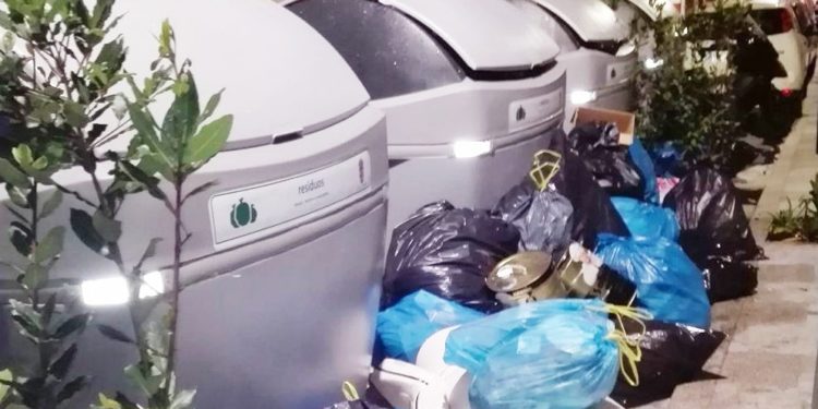 Baiona sanciona a veciños «pouco cívícos» que tiran o lixo fora do contedor por medo a contaxios