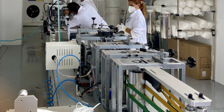 La primera fábrica gallega de mascarillas EPI arranca en Vigo produciendo 1,5 millones de unidades al mes