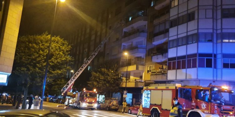 Desalojado un edificio en Vigo por un incendio en un balcón