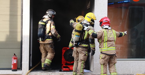 Un herido y un edificio desalojado al arder un taller de motos en Nigrán