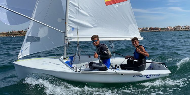 Los gallegos Jacobo García y Toni Ripoll, campeones de España de 420 en Cádiz