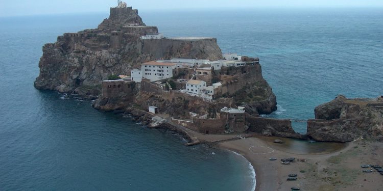 Vélez de la Gomera, la isla de los piratas en el mar de Alborán