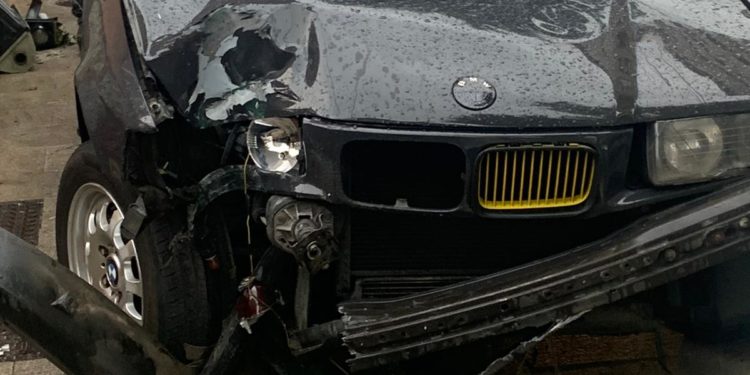 Un joven resulta herido en Vigo tras chocar con su coche contra un semáforo