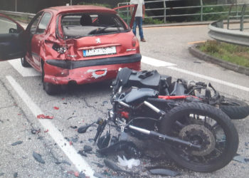 Herido grave un motorista tras una fuerte colisión contra un coche en Vigo
