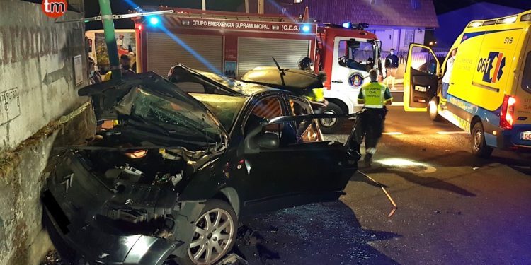 Muere una joven de Vigo tras empotrarse con su coche contra un muro en Nigrán