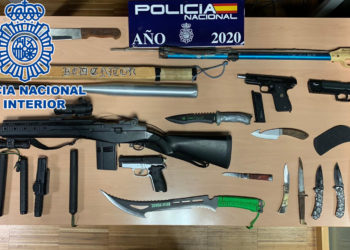 Un detenido por drogas, armas intervenidas y denuncias por no usar mascarilla tras entrar la policía en un local nocturno de Vigo