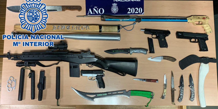 Un detenido por drogas, armas intervenidas y denuncias por no usar mascarilla tras entrar la policía en un local nocturno de Vigo