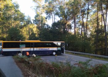 Corte de tráfico en O Porriño al quedarse cruzado un autobús en medio de la vía