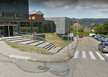 Caballero compromete cintas o escaleras mecánicas para acceder al centro de salud de Teis