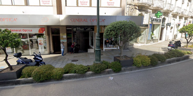 La Policía Local denuncia a un pub abierto por la mañana con gente fumando dentro