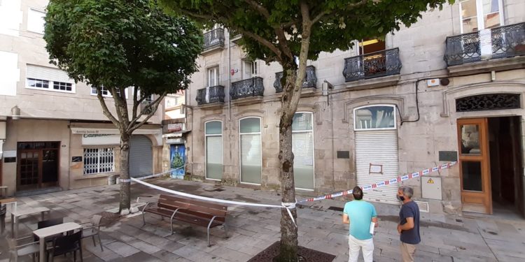 Precintan la Praza da Princesa ante la caída de cascotes en la sede de la Favec