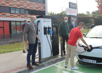 Nigrán estrea a primeira electroliñeira galega de carga rápida situada nun espazo público