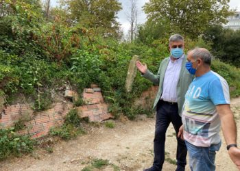 El PP de Vigo y vecinos de Fragoso denuncian el “estado de abandono” del barrio