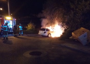 Sofocan un incendio con varias deflagraciones en un coche aparcado en Valladares