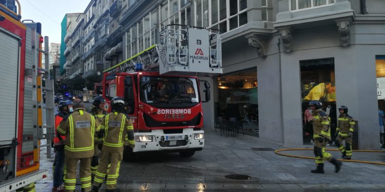 Evacuada la sede del Celta por un aparatoso incendio que se saldó sin heridos