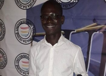 Un vigués activa una campaña para pagar la formación de Jair, un prometedor estudiante guineano