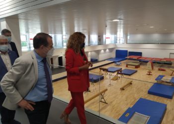 El pabellón de Romil abre sus puertas con cuatro espacios deportivos y transformando la imagen de la zona