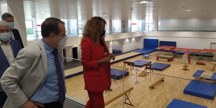 El pabellón de Romil abre sus puertas con cuatro espacios deportivos y transformando la imagen de la zona