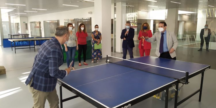 El pabellón de Romil abre sus puertas con cuatro espacios deportivos y transformando la imagen de la zona