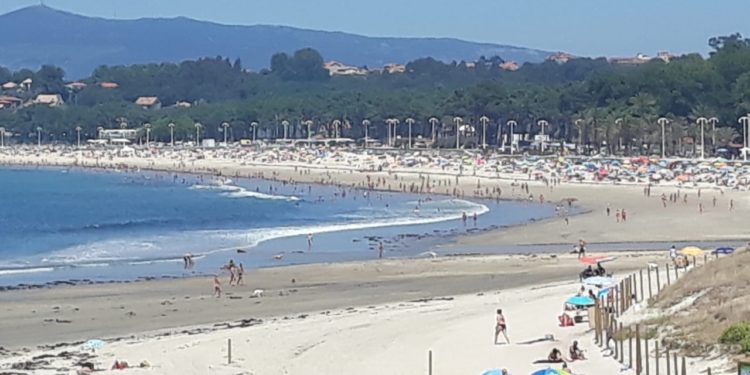 Trasladan al Cunqueiro con una lesión medular a un joven que se golpeó tras lanzarse al agua en la playa
