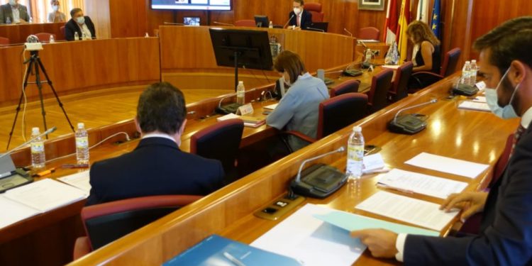 Vigo esixe a Abanca que devolva as comisións “abusivas” e garanta o acceso gratuíto aos seus servizos