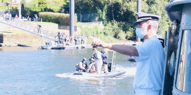 Aplausos (y también silbidos) para Felipe VI en Tui