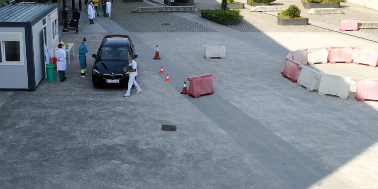O Álvaro Cunqueiro estrea o segundo ‘auto-covid’ na área sanitaria de Vigo