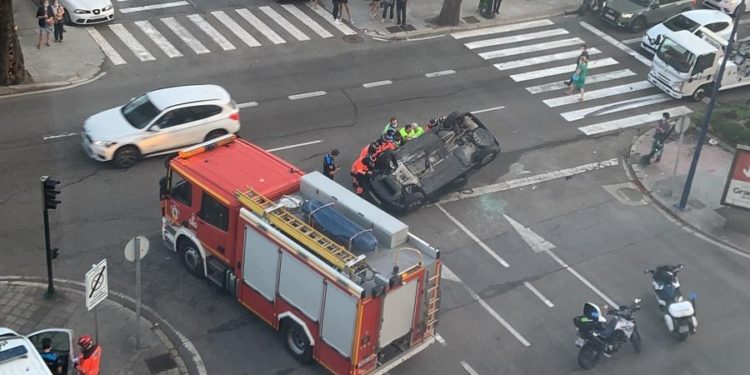 El conductor que volcó en la Gran Vía cuadriplicó la tasa de alcoholemia permitida