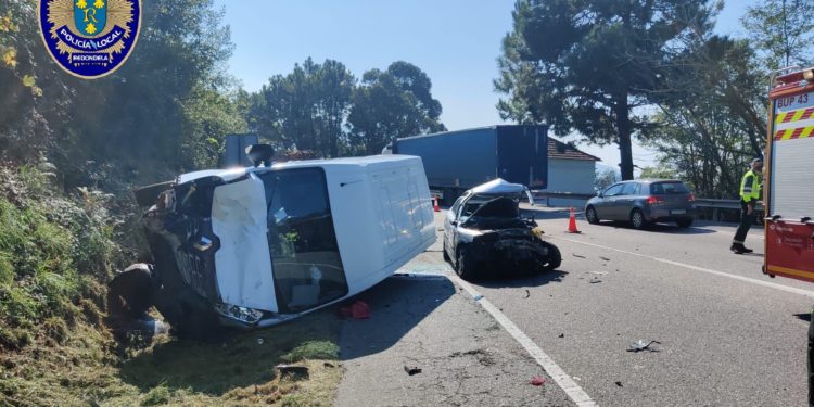 Una colisión entre un coche, una furgoneta y un camión en Redondela se salda con una persona excarcelada