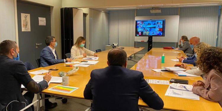 Sanidade limita a cinco personas las reuniones y declara el nivel 2 de restricciones en toda Galicia